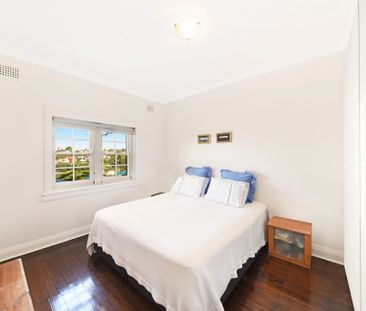 Gorgeous Views In Art-Deco Boutique Block - Photo 5