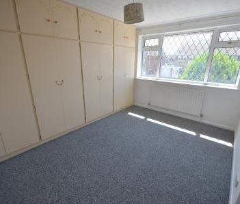 3 bedroom Semi-detached house To Let - Photo 2