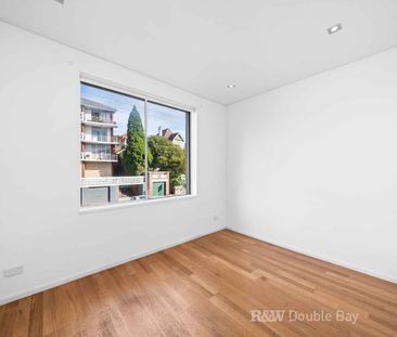 Stylish Beach Pad In Character Art Deco Block - Photo 4