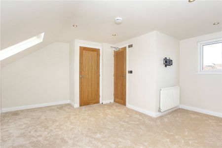 Extensively renovated to a very high standard, this 4/5 bedroom semi detached property is within close proximity to York city centre with many local amenities on its doorstep. - Photo 5