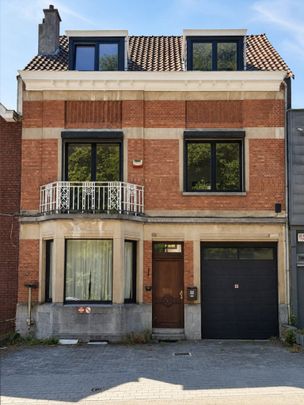 🏡 À LOUER – SPACIEUSE MAISON 5 CHAMBRES AVEC JARDIN 📍 À seulement 60 mètres de l’École européenne de Laeken - Photo 1