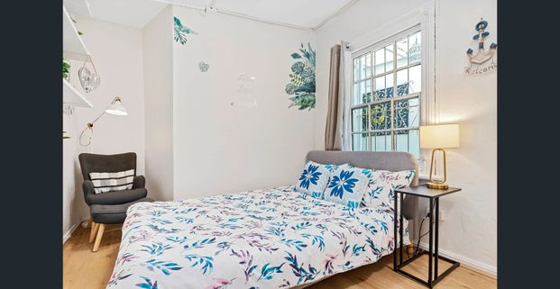 Cozy Boarding House Room - Photo 1