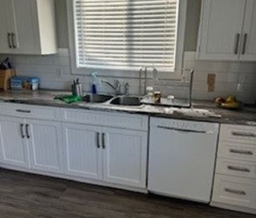 Top Floor 3 beb 2 bath house: March 1 - Photo 2