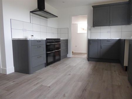 4 bedroom detached bungalow to rent - Photo 3