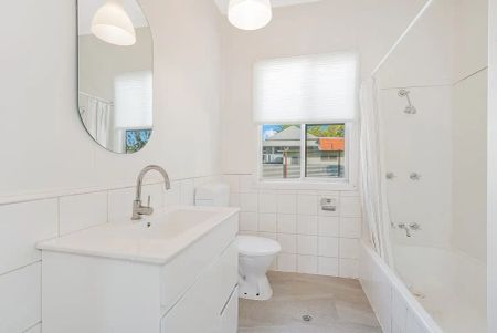 “Charming Modern Cottage” - Photo 3