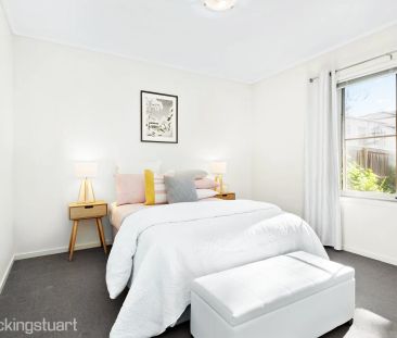 Ground Floor Apartment with Large Courtyard! - Photo 6