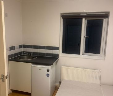 Studio Flat, Garth Road, NW2 - Photo 3