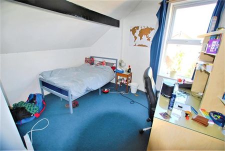 3 bedroom flat to rent - Photo 4