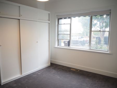 Family Home In The Heart Of Reservoir - Photo 5