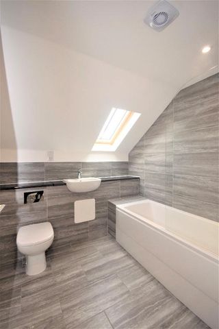 4 bedroom semi-detached villa to rent - Photo 4