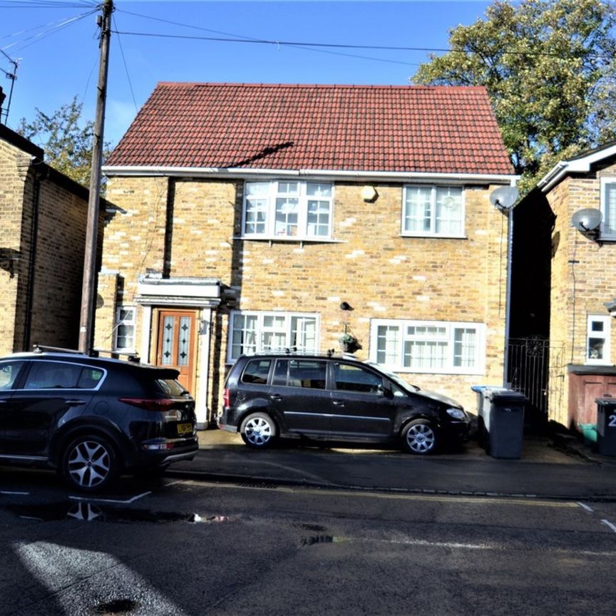 4 bedroom Detached house to rent - Photo 1
