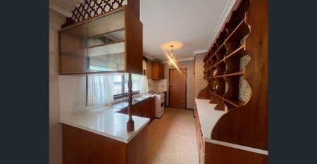 Charming Time Capsule: 3-Bedroom House for Rent! - Photo 4