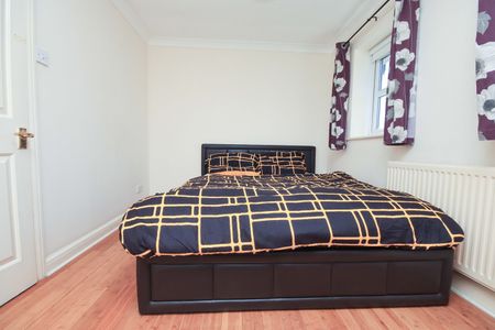2 Bed Terraced House, Custom House, E16 - Photo 4
