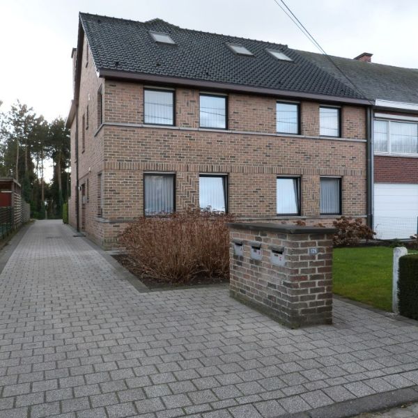 Lichtrijk APPARTEMENT op 1e verdieping met 2 slaapkamers, terras en garage - Photo 1