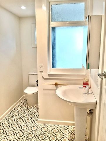 Freshly renovated upstairs apartment - Photo 4