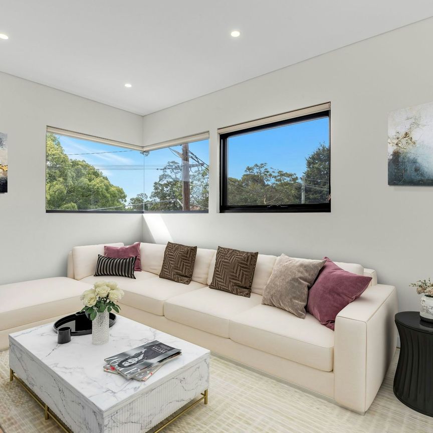 5 bedroom, 4 bathroom home with garage - Photo 1