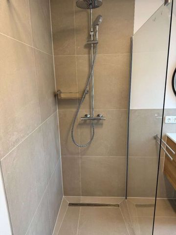 Erstbezug nach Sanierung! 2-Zimmer Dachgeschosswohnung mitten drin! - Photo 4