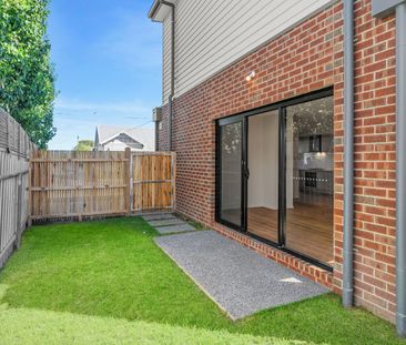 Townhouse moments from the CBD - Photo 3