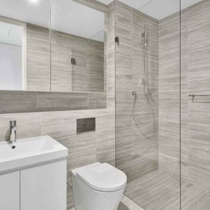 Ultra-Modern spacious 1 bedroom apartment with parking - Photo 3