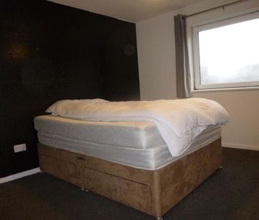 3 bedroom flat to rent - Photo 6