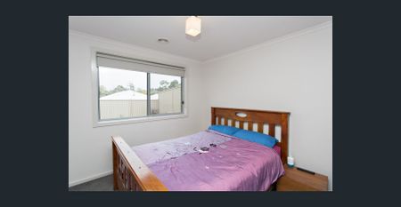 GREAT FAMILY HOME WITH DUCTED HEATING AND COOLING - Photo 4