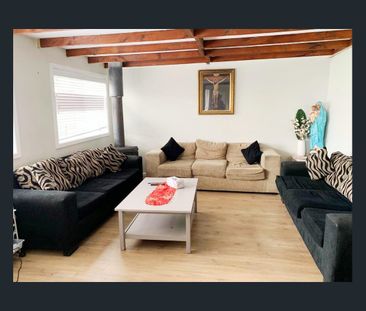 Spacious 3-Bedroom House - Photo 6