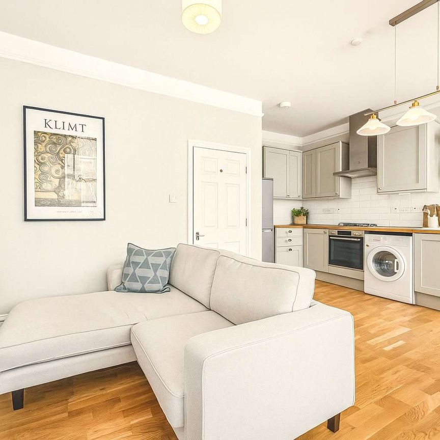 Spacious Two-Bedroom First Floor Flat. - Photo 1