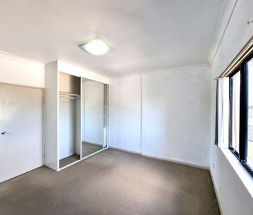 Three bedrooms Townhouse for Rent - Photo 3