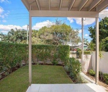 Conveniently located 2-story townhouse. - Photo 2