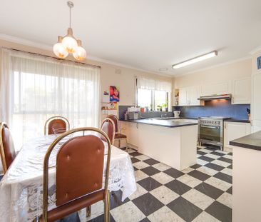 10 Monbulk Court, Cheltenham - Photo 2