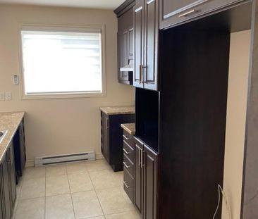 4.5 A LAVAL TRÈS TRANQUILLE CONSTRUCTION SUPÉRIEURE ASCENSEUR - Photo 2