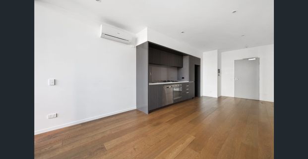Modern Apartment with Easy Access to CBD and Melbourne Uni - Photo 1