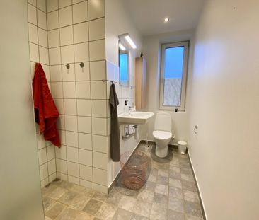 Dejlig 4-værelses lejlighed med to stuer en-suite - Photo 1