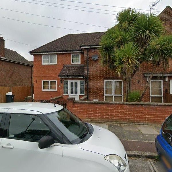 Almond Grove, Brentford TW8, London - Photo 1