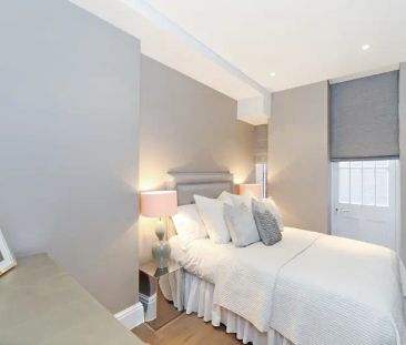 3 bedroom flat in London - Photo 2