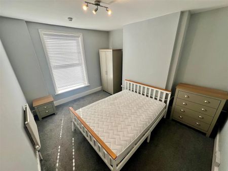 1 bedroom in a house share to rent - Photo 2