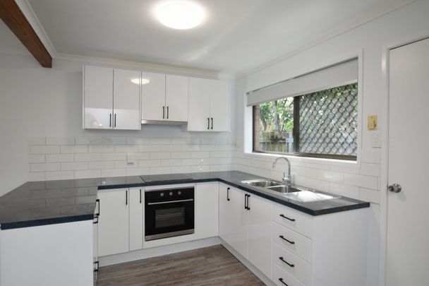 FULLY RENOVATED TOWNHOUSE IN THE HEART OF GLADSTONE CENTRAL! - Photo 1