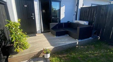 Near new low maintenance townhouse - Photo 3