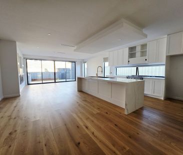 Designer Townhouse for Lease - Photo 6