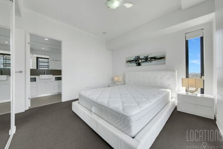 FULLY FURNISHED EXECUTIVE APARTMENT WITH VIEWS AT THE PINNACLE - Photo 4