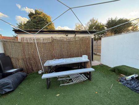 4 bedroom semi-detached house to rent - Photo 4