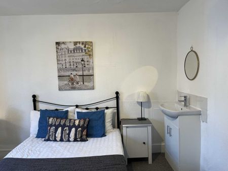 Room 6, 25 Springfield Road, Guildford, Surrey GU1 4DW - Photo 3