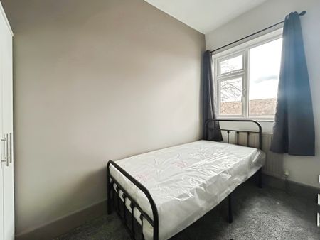 5 bedroom room to rent Cemetery Road, Wakefield - Photo 3