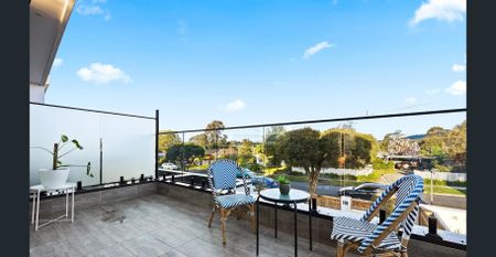 3 Bedroom Townhouse with Own Street Front and solar power - Photo 3