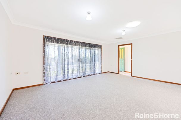 Charming 4-Bedroom Cottage in the Heart of Tamworth - Photo 1