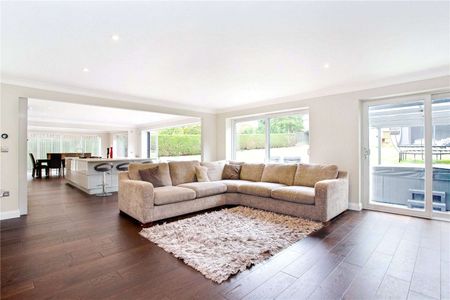 Beautiful family home in a sought after area of Virginia Water - Photo 4