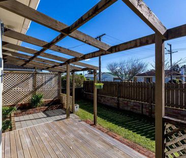 Tidy & Spacious 2-Bedroom Home - Great Location - Photo 3