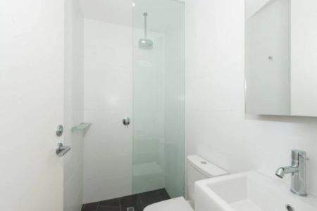 Large, Top Floor Apartment with Amazing City Views! - Photo 2