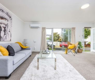 Beautifully Renovated Home in a Prime Onehunga Location - Photo 6