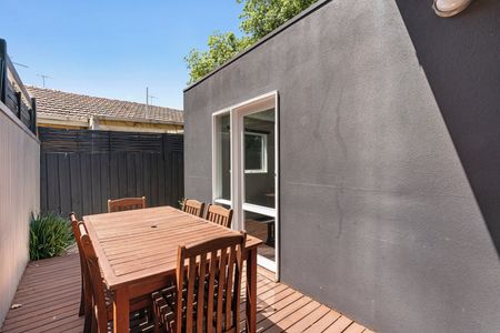 Bayside Living with Courtyard Style! - Photo 2